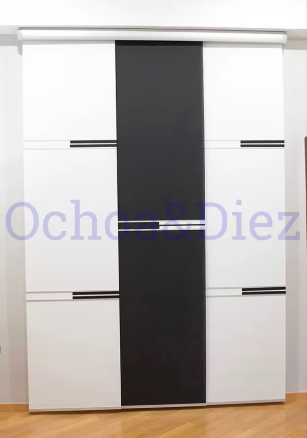 Cortinas; panel japonés con varillas decorativas.